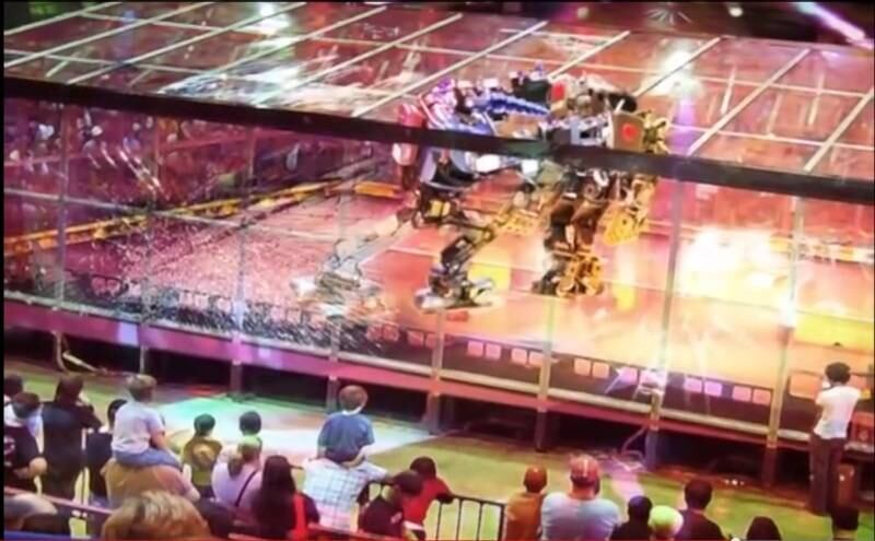 Os visitantes poderão se divertir com batalhas de robôs em uma arena. Parece bem legal, não? Dá uma olhada no UFC de robôs que aconteceu na Campus Party 2014