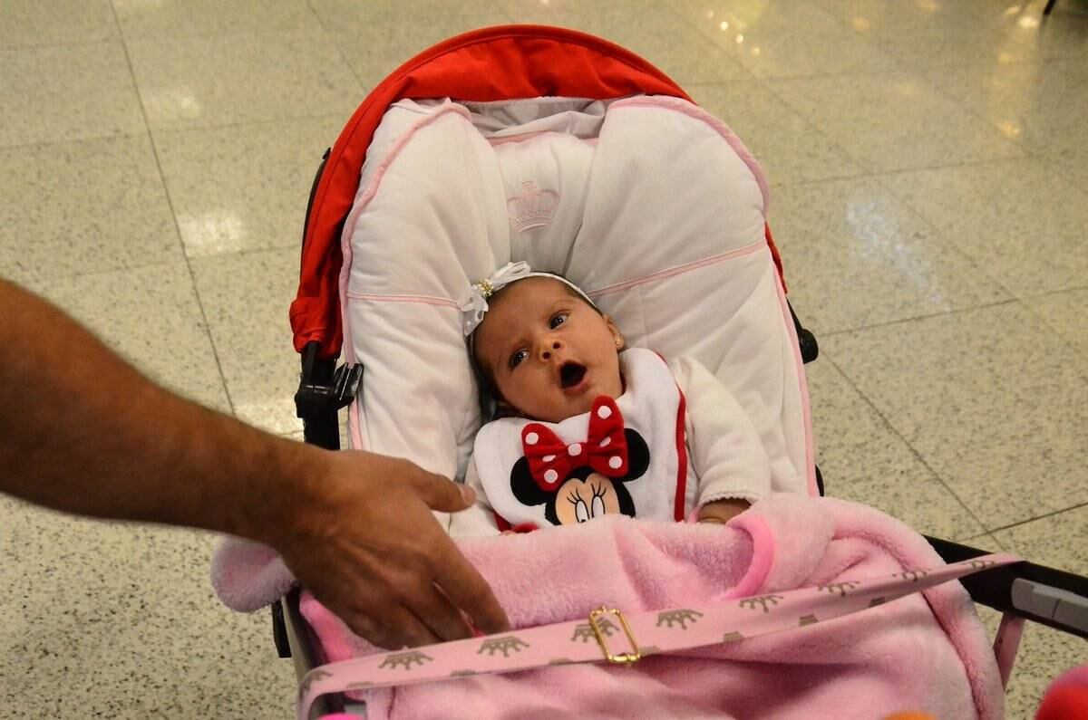 Essa aí é a filhinha da Nívea Stelmann! Bruna, a filha caçula da atriz, estava no carrinho de bebê andando com a mãe no aeroporto