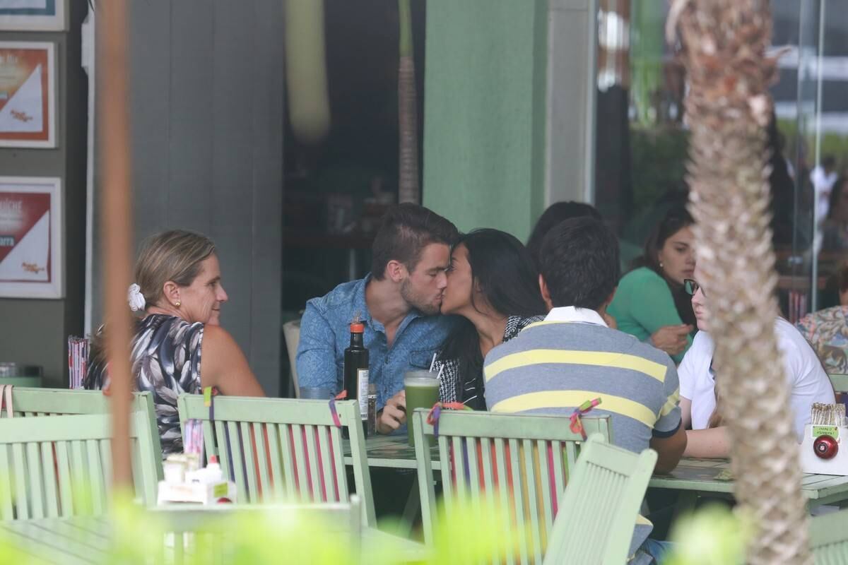 Em clima de romance, ex-BBBs Talita e Rafael almoçam no Rio de Janeiro