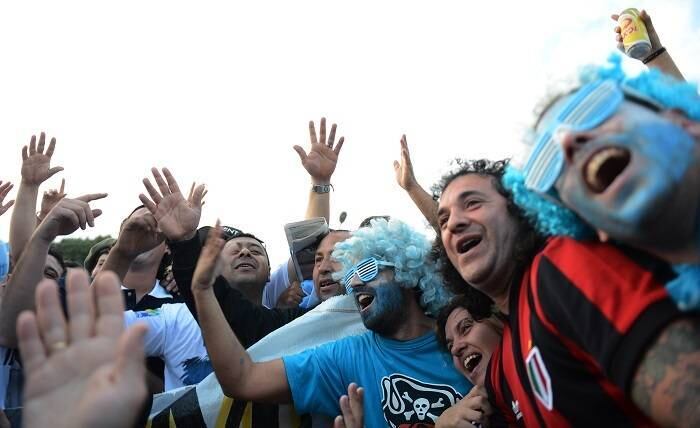 Por esse motivo, a polícia redobrou a atenção na fronteira do País, já que muitos deles podem vir só para causar confusão. Na última segunda-feira (24), já pôde ser vista uma fila interminável de carros vinda da direção da nação vizinha