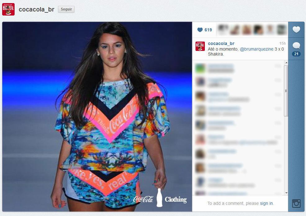 O perfil da Coca-Cola resolveu usar a namorada mais famosa entre as mulheres dos jogadores
da seleção brasileira, Bruna Marquezine, para tirar um sarro da
mais famosa dentre os jogadores espanhois, a cantora Shakira (mulher do zagueiro Piqué). Postaram até uma
foto da atriz usando roupas da grife da empresa e publicaram:
"Marquezine 3, Shakira 0"
