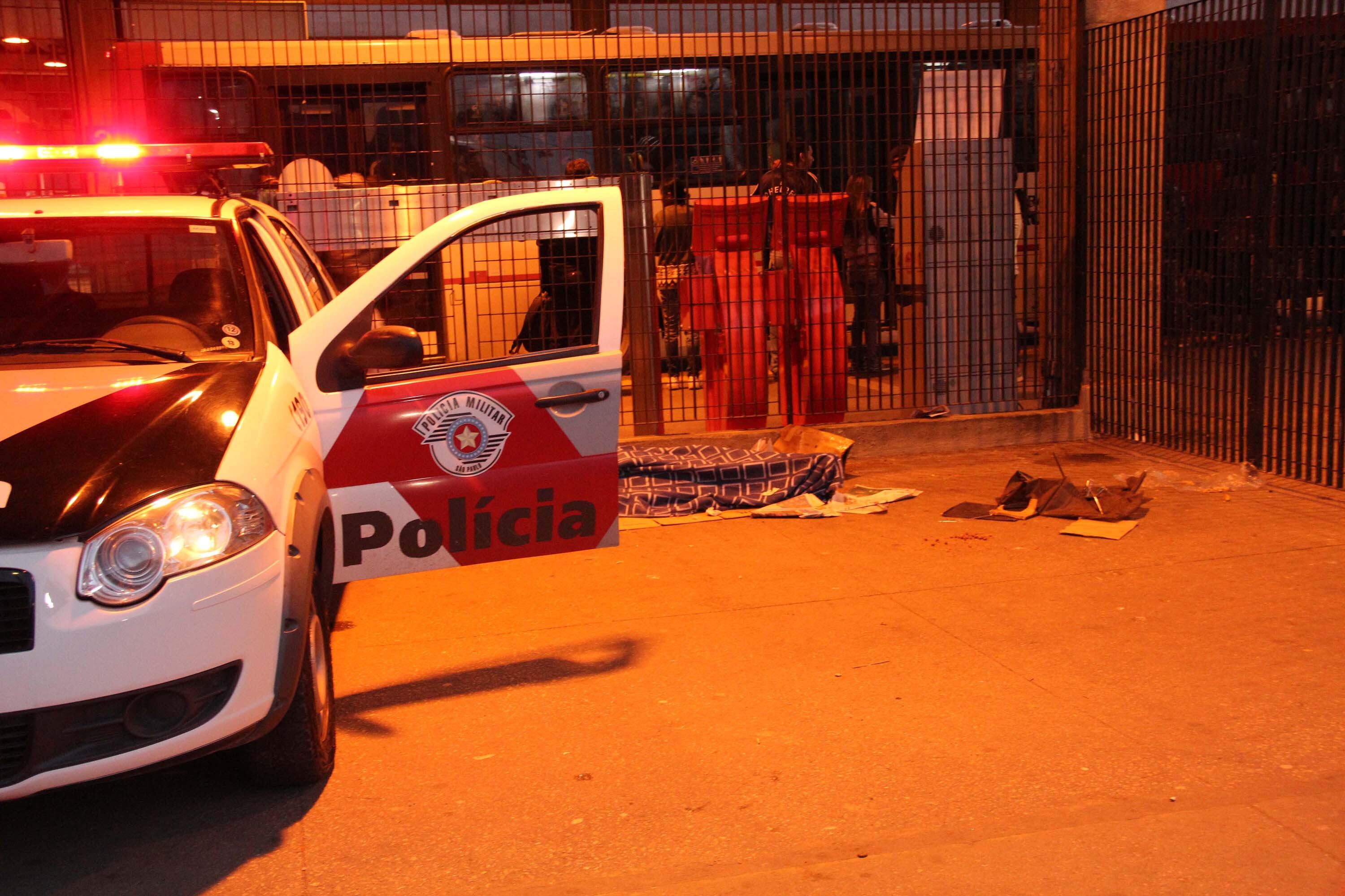 Polícia encontra um morador de rua morto na calçada de um terminal de ônibus da cidade Tiradentes, na zona leste de SP