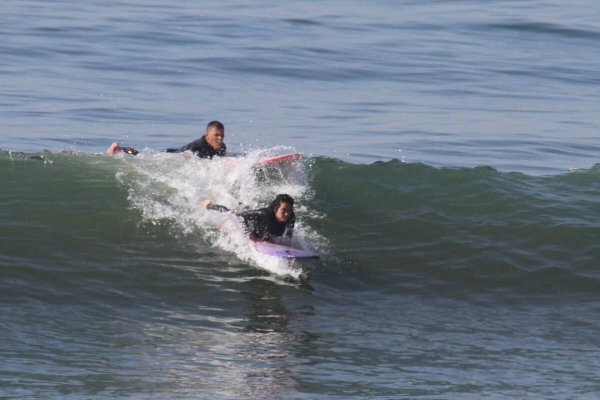 A atriz enfrentou o mar com a ajuda de um professor