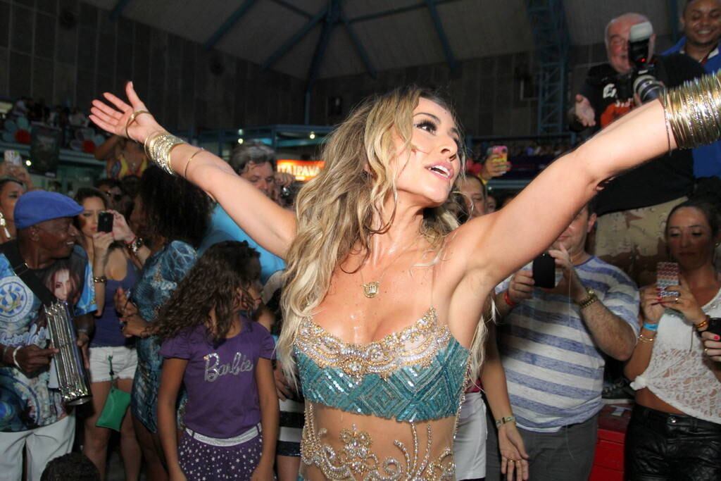 Sabrina Sato comemora aniversário na quadra da Vila Isabel