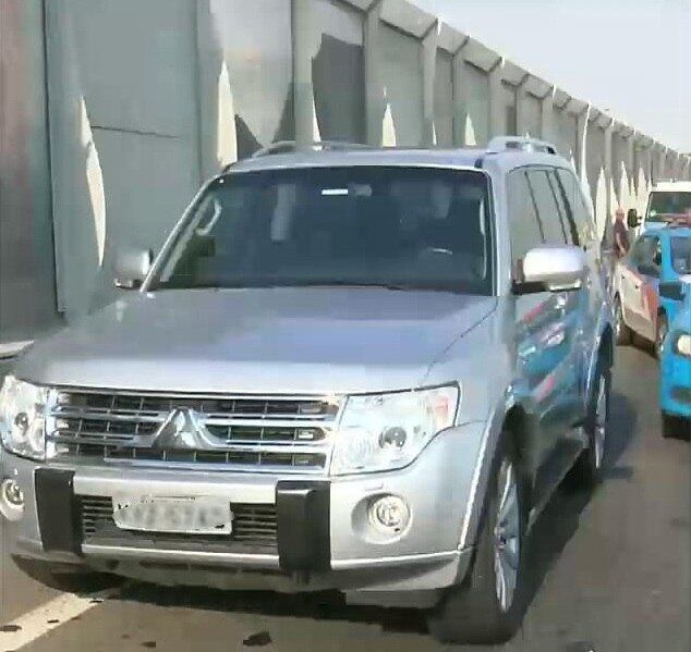 De acordo com a polícia, a adolescente foi baleada na cabeça em uma tentativa de assalto no acesso da saída 4, na linha Amarela. Os suspeitos dispararam depois que o padrasto da jovem furou o bloqueio feito pelos bandidos. Ao perceber que a adolescente estava ferida, ele ainda tentou buscar ajudar, mas a vítima não resistiu aos ferimentos