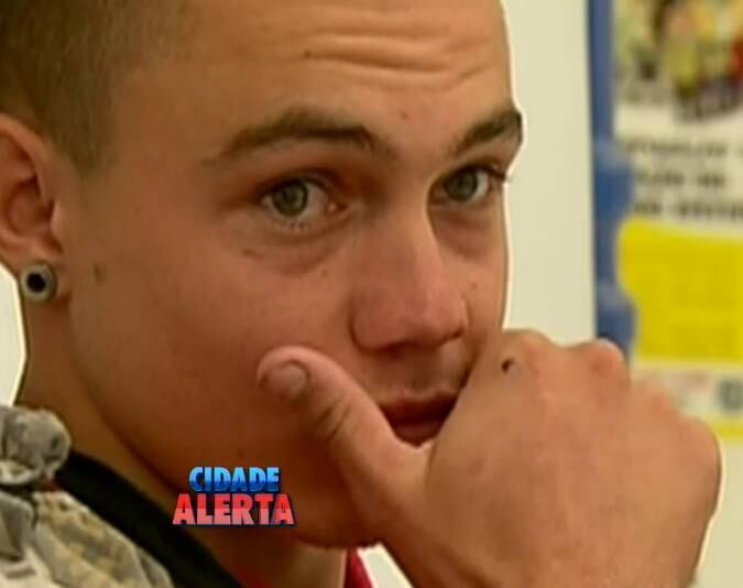 Ricardo
Rodrigues Taube, de 19 anos, estava com os amigos José Aparecido Rodrigues, de
27, e José Luís dos Santos, de 49 anos. O trio afirma que estava indo caçar
quando encontraram Ricardo Taube – pai do adolescente – e Eliomar Suares de
Oliveira, de 49 anos