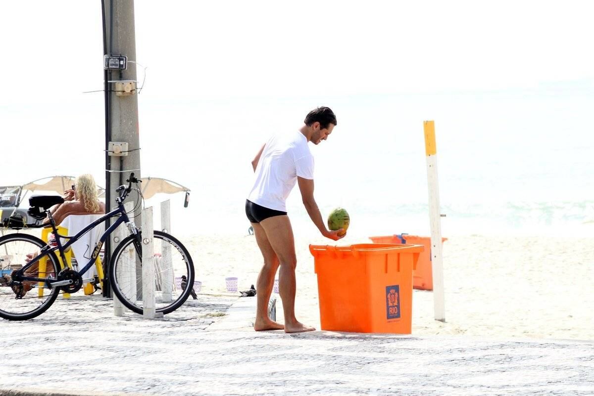 Paulo Rocha, o Orville, de Império, foi fotografado na manhã desta quarta-feira (4) dando bom um ótimo exemplo de educação. Ao beber a água de um coco verde, o ator descartou o resto da fruta numa lixeira da praia