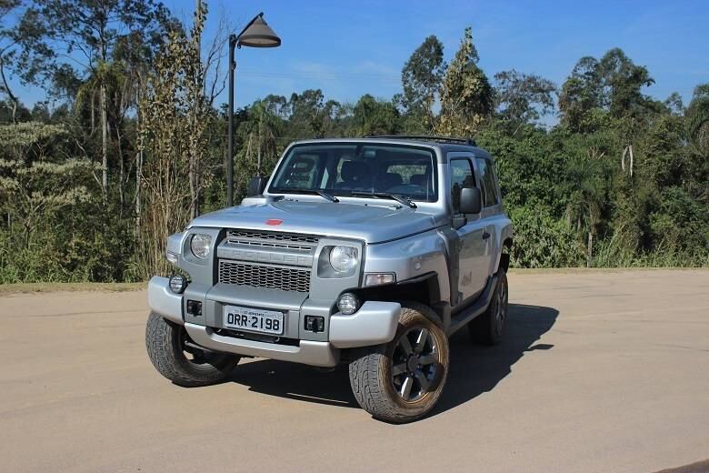 Feito para os amantes do off-road, o novo Troller T4 chega nas
concessionárias em agosto com preço inicial de R$ 110.990,
aproximadamente 15% mais caro que a versão atual. O modelo, porém,
tentará justificar o valor mais salgado com design, equipamentos
inéditos, melhor acabamento da cabine e o motor 3.2 diesel de 200 cv da Ford Ranger
