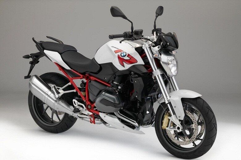 BMW R 1200 R —  além do ABS, a naked trará como item de série o controle de tração (ASC) e dois modos de pilotagem, “Road” e “Rain”, que controla a entrega da força, de acordo com o piso. No visual, o escape agora ficou do lado direito e a lanterna tem novo design. O motor boxer de 1.170 cc tem mistura de refrigeração líquida e a ar