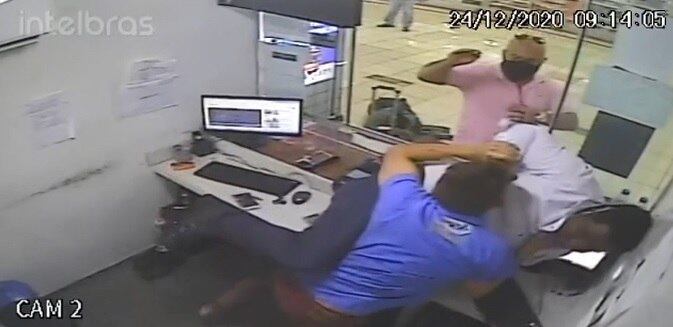 Passageiros invade guichê e agride atendente