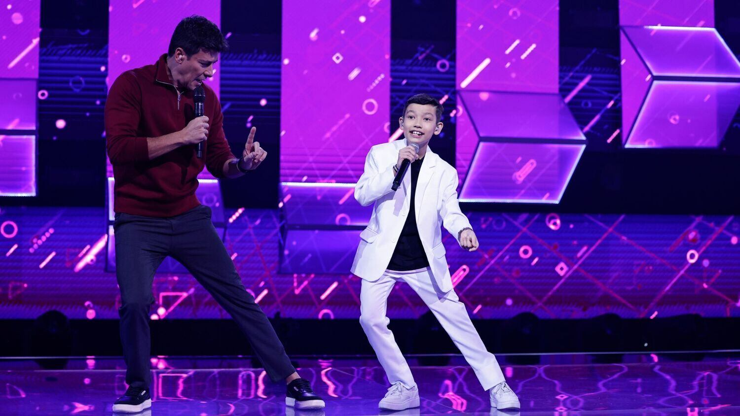 Dancinhas

Olha o gingado! O apresentador Rodrigo Faro é expert em coreografias, já que arrasa nas apresentações do Hora do Faro. Mas parece que ele vai aprender passinhos novos no episódio deste domingo (6). Você não perde por esperar! 

