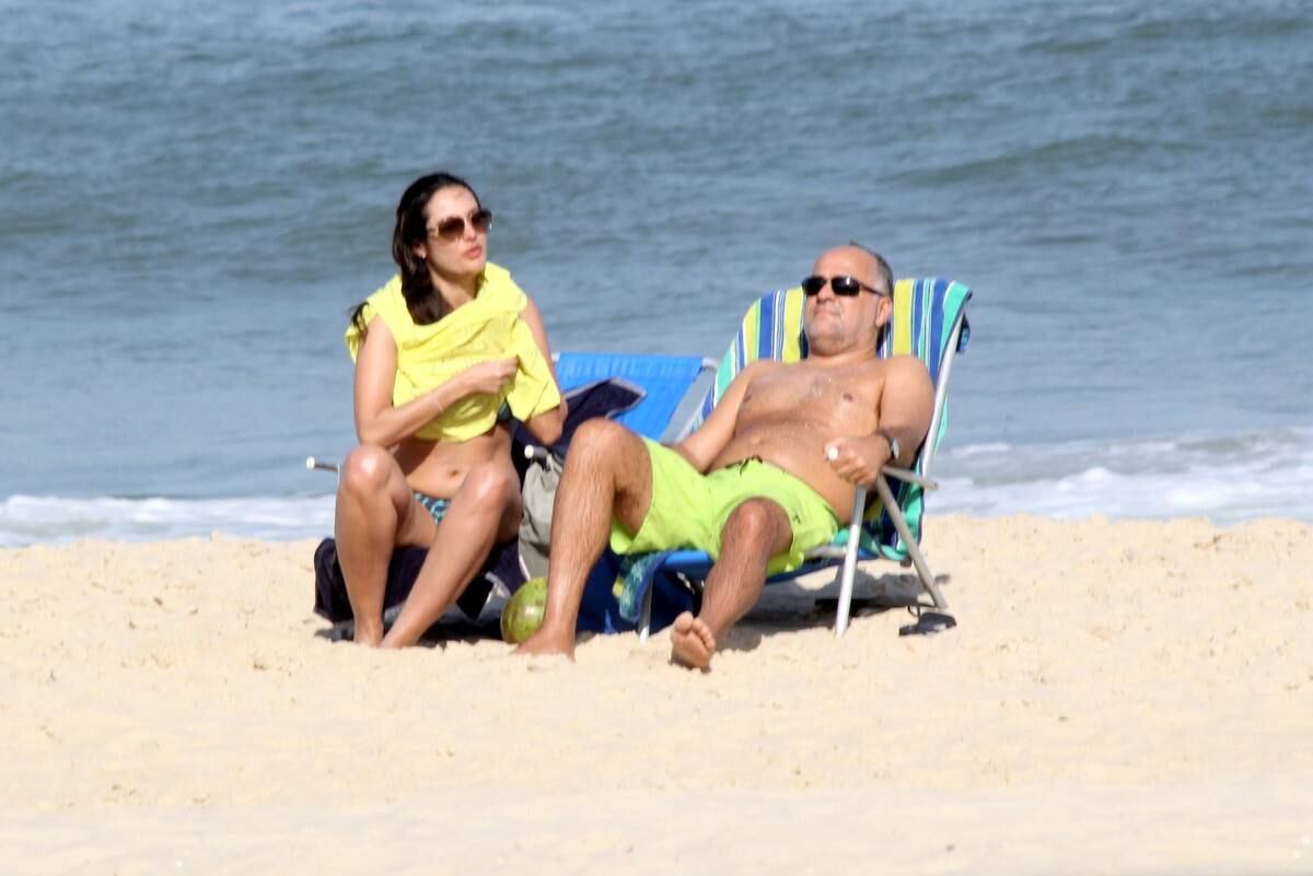 Patrícia Poeta tira o dia para reforçar o bronzeado em praia do Rio