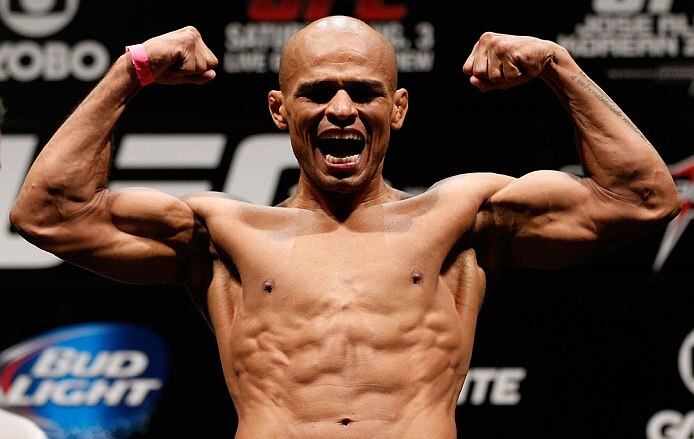 Illiarde Santos encara o americano Chris Cariaso no UFC Barueri