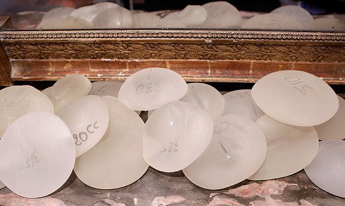 Segurança dos implantes


Os implantes de silicone disponíveis no mercado brasileiro são seguros, garantem os especialistas. Colaneri explica que as próteses precisam passar por revisão e testes realizados pelo Inmetro (Instituto Nacional de Metrologia, Qualidade e Tecnologia).

— Além disso, os implantes têm que ter a aprovação da Anvisa [Agência Nacional de Vigilância Sanitária]. Dessa forma, as próteses certificadas são seguras

Anvisa suspende comercialização de próteses fabricadas por empresa paulista



