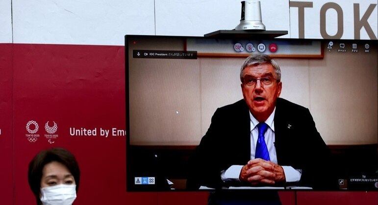 Presidente do COI, Thomas Bachm, fala durante reunião que decidiu pela não presença de público nos Jogos