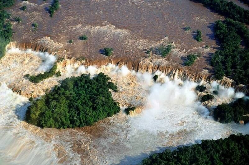 Fortes chuvas na região
de fronteira entre o Paraguai e a Argentina fizeram com que o rio Paraná tive
uma das maiores cheias dos últimos tempos. As cataratas do Iguaçu estão
fechadas para turistas devido ao risco que o volume de água apresenta