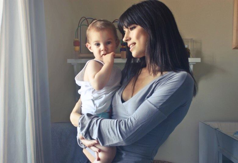 A psicóloga revela que algumas mães, principalmente as de primeira viagem ou que passaram por cesariana, costumam apresentar dificuldades nesse momento. “Então, é importante um entorno acolhedor e facilitador, por meio de pessoas de confiança da mãe (avó, pai, tias e amigas que tenham atitudes respeitosas, não intrusivas, de forma à favorecer um tempo necessário para que a mãe possa sentir-se mais confiante, segura e envolvida com seu bebê”, explica.