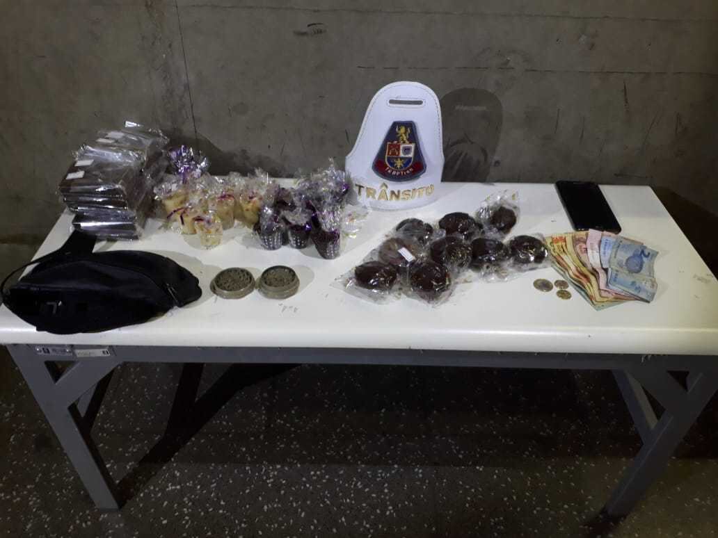 Doces e dinheiro foram apreendidos com a mulher