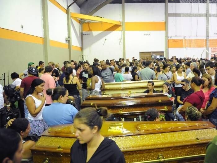 Dornelles esteve no ginásio municipal da cidade, para onde os corpos daqueles que morreram no local foram levados. Era lá que as famílias e amigos tinham que comparecer para reconhecer as vítimas