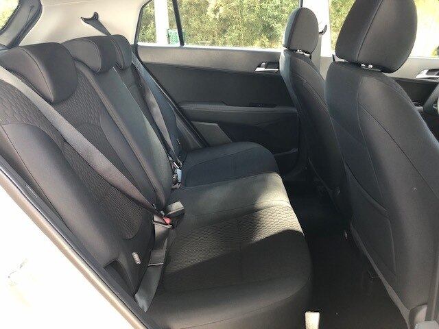 Espaço interno é ótimo com boa inclinação do banco traseiro que permite viajar sem incômodo