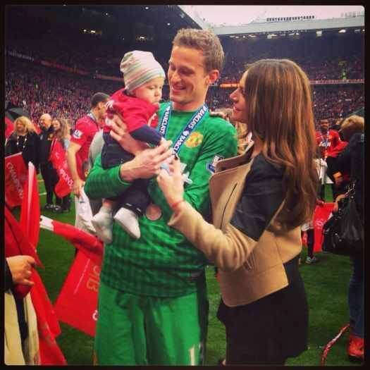 Anders Lindegaard pode se considerar um felizardo. Apesar de não ser
titular de seu clube, o Manchester United, o goleirão tem motivos de
sobrar para rir à toa. O principal deles é essa gata aí ao seu lado,
Missé Beqiri, com quem tem um filho