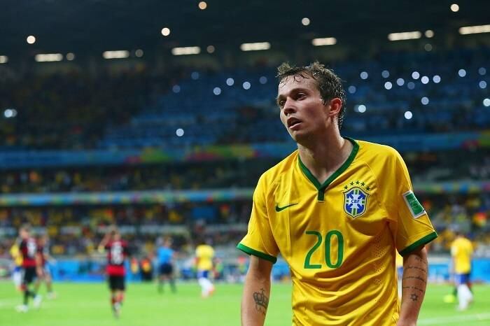Bernard foi o escolhido de Felipão para substituir Neymar, mas não deu conta do recado. O jovem falou que a partida foi atípica.

— Hoje foi o dia que deu tudo erado pra nós e certo pra eles,
foi atípico, complicado, difícil, tem que ter sabedoria pra passar por cima
disso