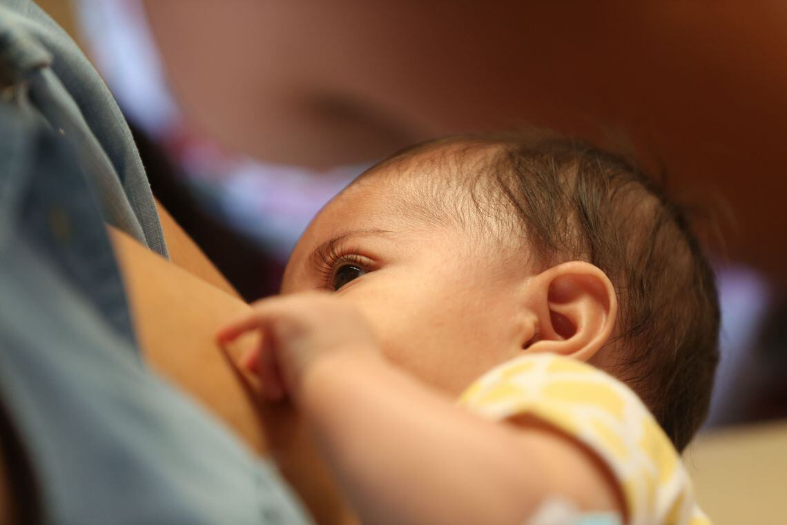 O ato de mamar no seio estimula a produção de leite pela mãe