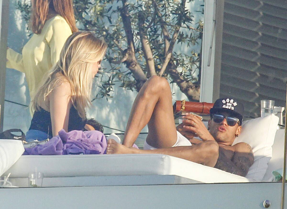 Aproveitando a vida de solteiro, o atacante foi visto ao lado de uma bela loira ao lado de uma piscina em um hotel de Barcelona