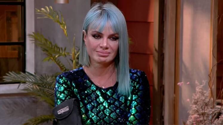 Nona eliminada

Para homenagear as roceiras, Adriane Galisteu preparou um lindo discurso que emocionou cada uma das peoas. Solange foi a primeira a voltar para a sede. Na varanda, Aline e Valentina seguiram esperançosas pelo resultado. Aline teve mais uma oportunidade no reality enquanto o jogo terminou para Valentina, que deixou A Fazenda 13 com 15,38% dos votos
