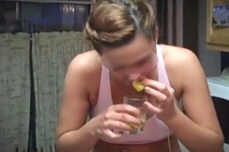 Jovens se arriscam comendo algodão e postam vídeos na internet