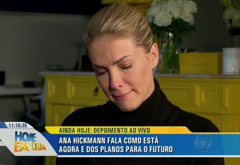 — Quero estar logo aí com vocês! Amo vocês, de coração, assim
como amo minha família. Vocês são uma extensão da minha casa. Não só vocês
apresentadores, mas a equipe toda, a Rede Record, o pessoal que me deu tanto
apoio e sempre esteve do meu lado. Todas as pessoas que me assistem nesses
quase 14 anos de televisão, muito obrigada! Obrigada por tudo! Quero muito celebrar a vida, o amor, a família. Obrigada!

• Em entrevista, Ana Hickmann confessa: "Ter família perto nessas horas ajuda bastante". ASSISTA! 
