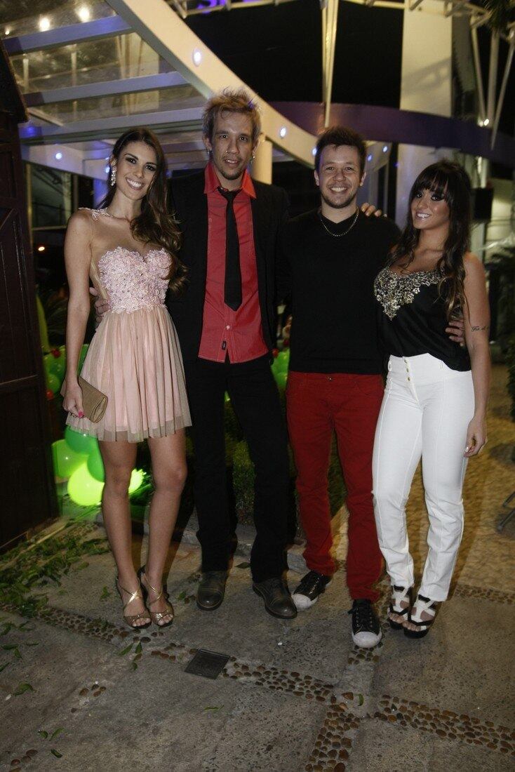 Os irmãos posaram com as namoradas