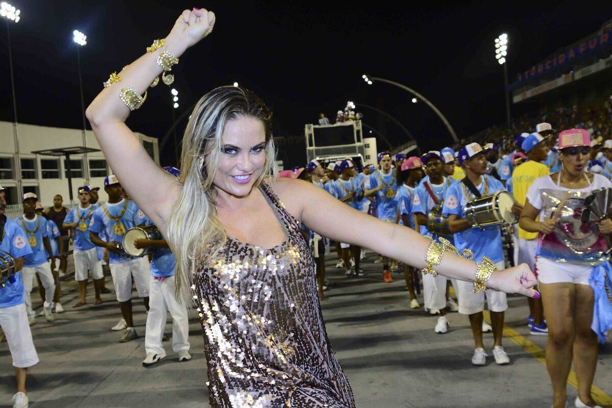 Ellen Roche desfila no ensaio técnico da Rosas de Ouro, em São Paulo
