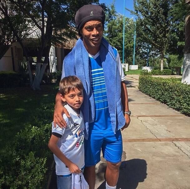Ronaldinho faz questão de ter os amigos por perto e chega a pagar todos os gastos das excursões dos parças