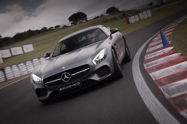 Pilotar essa máquina é uma experiência singular. Entra na cabine exige um certo agachamento, mas uma vez dentro dela a atmosfera é de extremo luxo, com revestimentos metalizados e alcântara no painel e no elevado console central