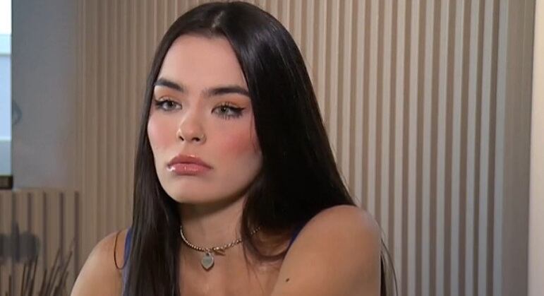 Os dois moravam juntos desde janeiro deste ano. Ele chegou a
pedi-la em casamento no Domingo Espetacular e ela aceitou de
prontidão. Porém, no início deste mês, os dois já não mantinham uma boa
relação: "Eu estava sentindo algo estranho e foi nessa hora que eu desconfiei
mesmo", conta. 