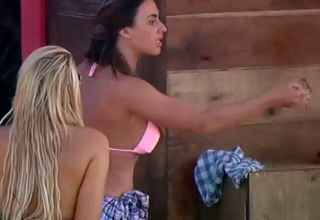 Nicole Bahls x Robertha Portella
Em A Fazenda 5, Nicole e Robertha protagonizaram grandes desentendimentos. Um deles aconteceu quando houve uma troca de funções entre os peões, o que favoreceu alguns e prejudicou outros