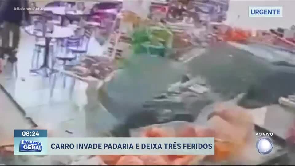 Carro invade padaria e deixa três feridos em Ijuí (RS)