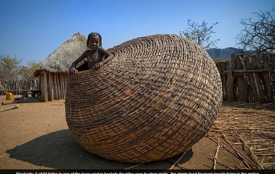 O alimento básico das tribos é a agricultura de grãos, que são armazenados em cestos gigantescos feitos de palha.

O tamanho dos cestos chama a atenção das crianças, que gostam de entrar e brincar dentro