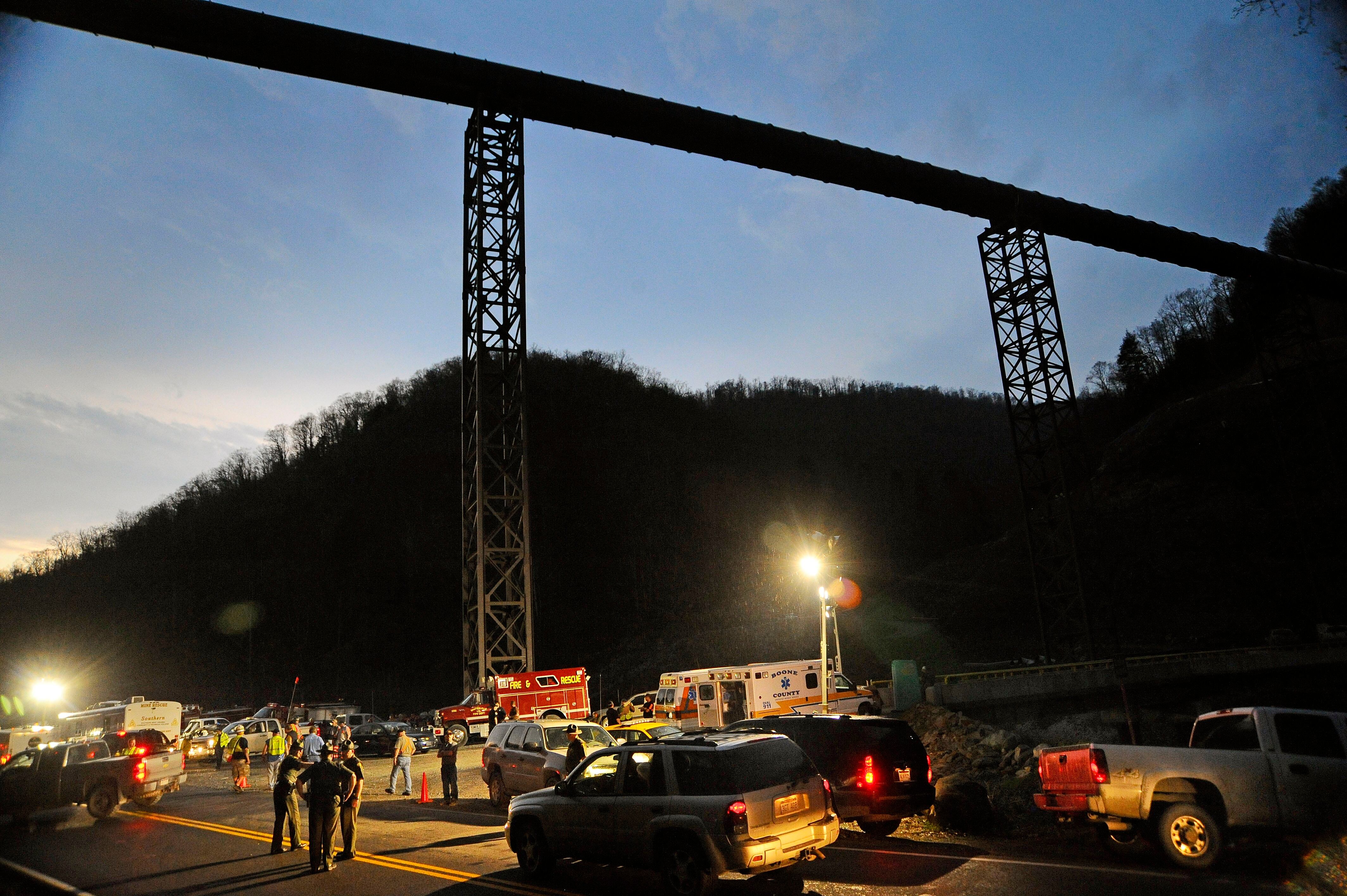 5 de abril de 2010

Uma enorme concentração de gás metano numa mina de carvão da empresa Energy Massey, perto de Montcoal, no Estado da Virgínia Ocidental, causa uma grande explosão, matando 29 mineiros 