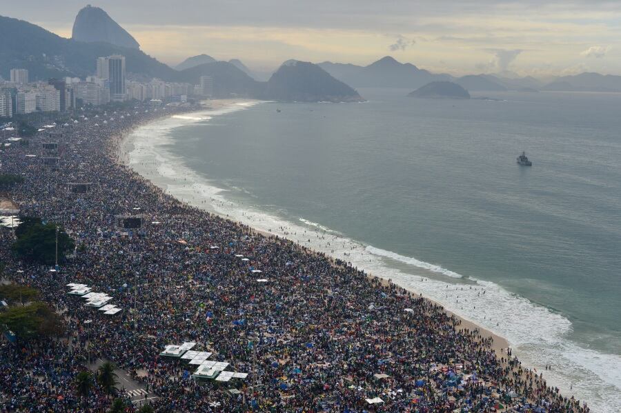 Multidão toma conta das areias de Copacabana neste domingo (28)