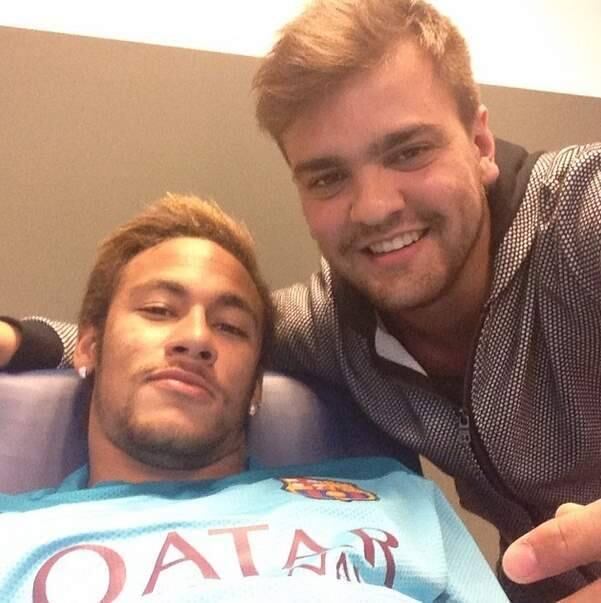 O jovem de 22 anos é amigo de longa data de Neymar, os dois jogaram juntos na categoria de base do Santos e sempre eram vistos juntos. Luiz Gustavo, inclusive, passou longos períodos em Barcelona, na Espanha, desde que o craque mudou para lá