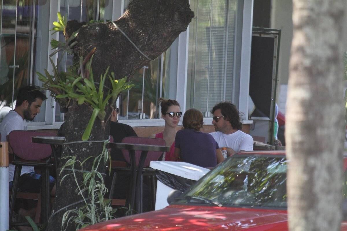 Nathália Dill almoça com namorado e amigos no Rio de Janeiro