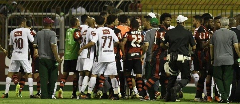 Jogadores de Fluminense e Flamengo cercaram o trio de arbitragem após gol marcado pelo zagueiro Henrique