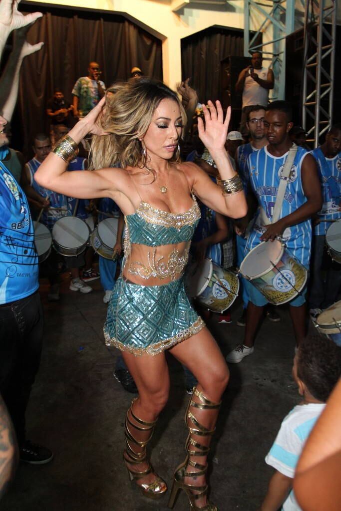 À frente dos ritimistas da escola, Sabrina sambou muito