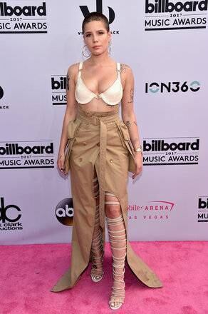 Halsey parece ter esquecido a blusa para ir ao Billboard
