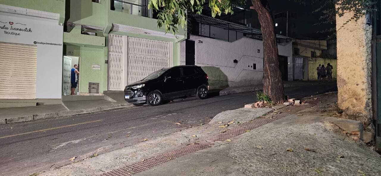 Suspeitos pararam ao lado do carro e atiraram