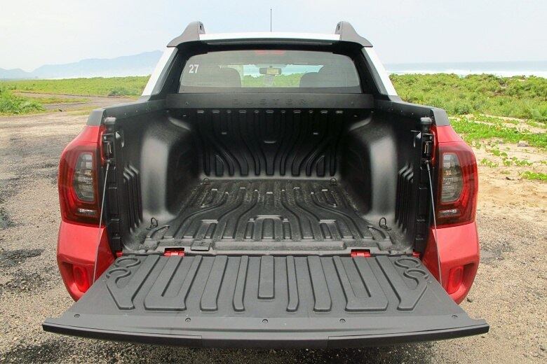 Isso porque a Renault pretende usar a cabine dupla a seu favor, para fisgar clientes de picapes menores e maiores. A Oroch herda do Duster o espaço interno farto, com ótima capacidade de carga (650 kg) e a caçamba de 683 litros
