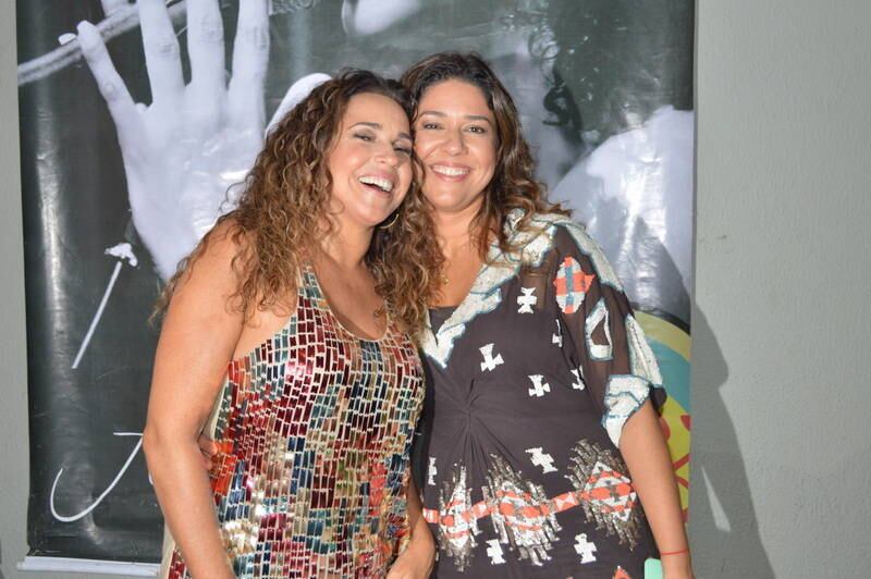 A jornalista Malu Verçosa logo tratou de elogiar a companheira.
— Você está muito mais gostosa