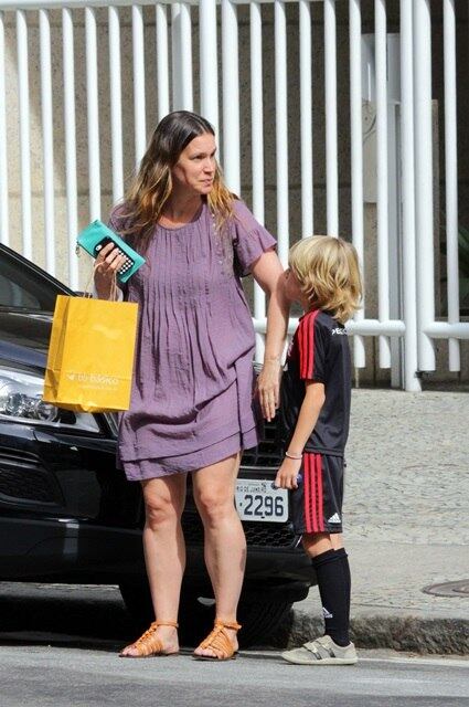 Apesar de estar com as mãos ocupadas, Vanessa Loes pegou na mão do filho para atravessar a rua